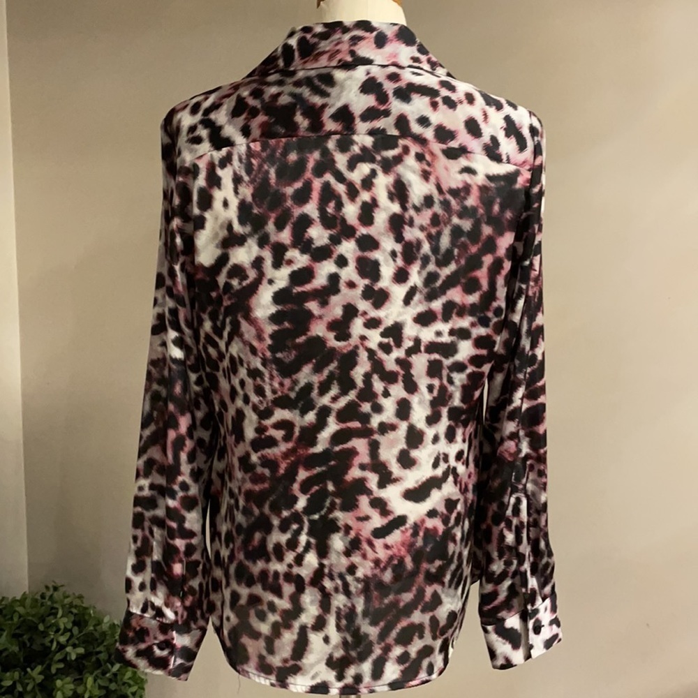 NWOT JONES NEW YORK RUFFLED / PLEATED FRONT BLOUSE. V neckline ANIMAL PRINT Sz S - Picture 2 of 12